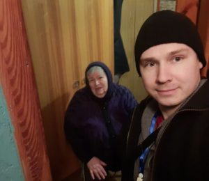 Денис, менеджер з продажів юридичним особам Харківгаз Збут разом з волонтерами допомагає літнім харків’янам — забезпечує їжею та ліками. Березень, 2022
