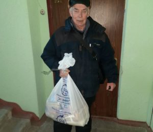 Денис, менеджер з продажів юридичним особам Харківгаз Збут разом з волонтерами допомагає літнім харків’янам — забезпечує їжею та ліками. Березень, 2022
