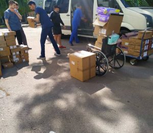 Чергова допомога від закордонних благодійників з Чернівецького гуманітарного хабу до Інституту серцево-судинної хірургії імeні М. Амосова. Травень, 2022
