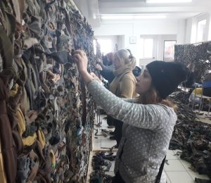 Рівнегаз Збут. Співробітниці плетуть маскувальні сітки для захисників. Березень, 2022