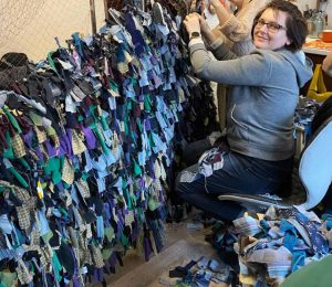 Житомиргаз Збут. Співробітниці плетуть маскувальні сітки для захисників. Березень, 2022