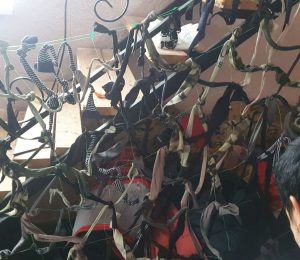 Житомиргаз Збут. Співробітниці плетуть маскувальні сітки для захисників. Березень, 2022