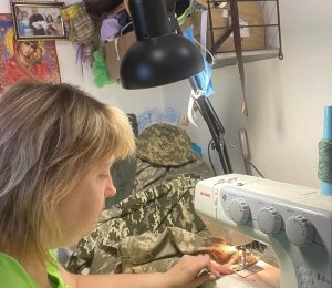 Пані Наталя, співробітниця Дніпропетровськгаз Збут. Шиє та передає захисникам на передову та у військовий госпіталь  термобілизну, шапки, спальники, простирадла, балаклави, постіль і пов’язки