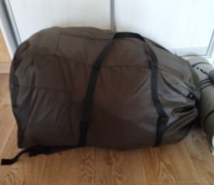 Пані Наталя, співробітниця Дніпропетровськгаз Збут. Шиє та передає захисникам на передову та у військовий госпіталь  термобілизну, шапки, спальники, простирадла, балаклави, постіль і пов’язки.