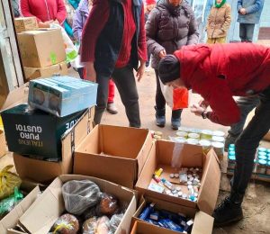 Місцеві жителі отримують продукти. Нова Басань. Квітень, 2022