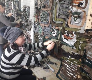 Рівнегаз Збут. Співробітниці плетуть маскувальні сітки для захисників. Березень, 2022