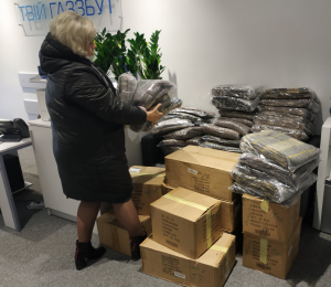 Львів Газзбут передав до пункту обігріву та відпочинку на вокзалі термоси, термокружки та пледи для вимушених переселенців з регіонів бойових дій. Березень 2022.