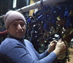 Чернігівгаз Збут. Співробітниці долучилися до плетіння маскувальних сіток для військових. Березень, 2022