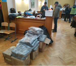 Львів Газзбут передав до пункту обігріву та відпочинку на вокзалі термоси, термокружки та пледи для вимушених переселенців з регіонів бойових дій. Березень 2022.