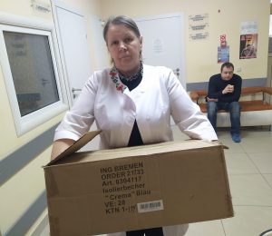 Рівнегаз Збут передав ящик термокружок у Рівненський Обласний перинатальний центр для породіль. Березень, 2022